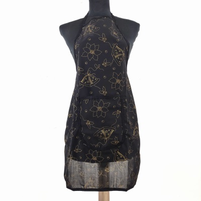 Avental preto com padrão floral dourado e bolsos frontais