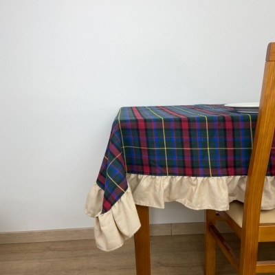 Toalha de mesa xadrez com volante bege em mesa de madeira