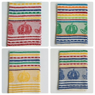 Quatro toalhas de cozinha com padrões coloridos e desenhos de frutas cítricas