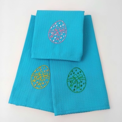 Panors de cozinha azuis com bordados coloridos em forma de ovos de Páscoa