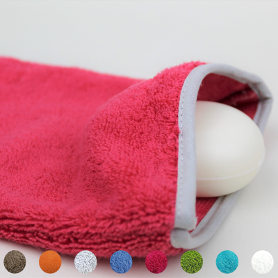 Toalha de microfibra rosa com barra de sabão branca