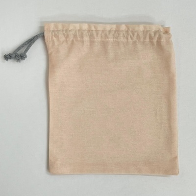 Saco de tecido bege com cordão cinza