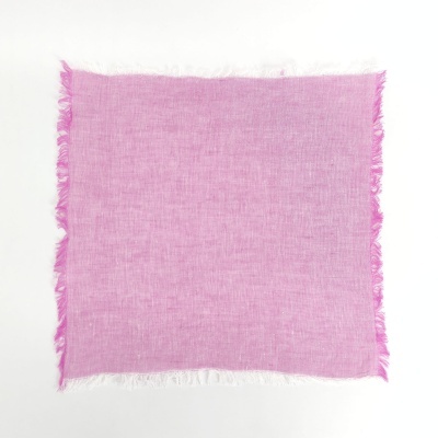 Lenço quadrado cor-de-rosa claro com franjas nas bordas