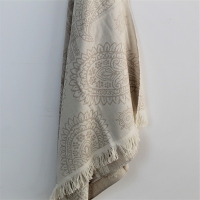 Toalha bege claro com padrão floral suspensa