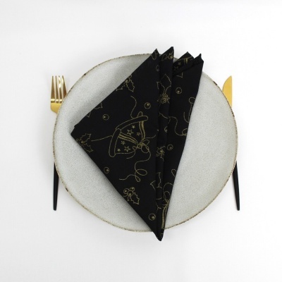 Prato cinza claro com guardanapo preto dourado e talheres dourados