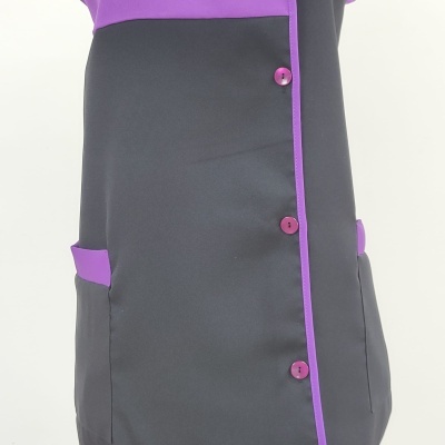 Robe preta com detalhes e botões roxos