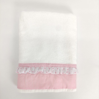 Toalha branca com detalhes cor de rosa e folhos