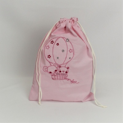Saco rosa com cordões e bordado de ursos num balão com estrelas e a palavra love