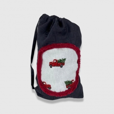 Saco de tecido azul com patch branco e vermelho com carros vermelhos e árvores de Natal