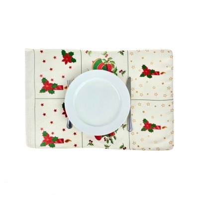 Individual de mesa tecido com padrão natalício, prato branco, garfo e faca