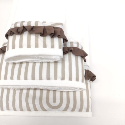 Conjunto de três toalhas brancas com padrões bege e folhos castanhos