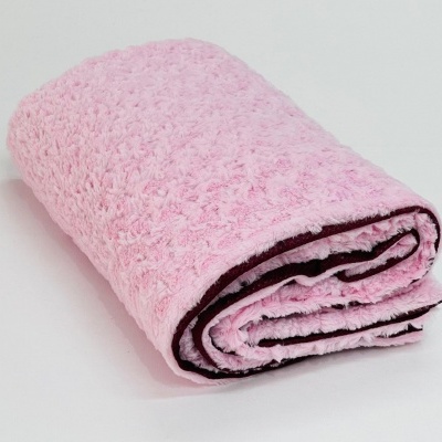 Toalha de banho rosa felpuda com borda castanha