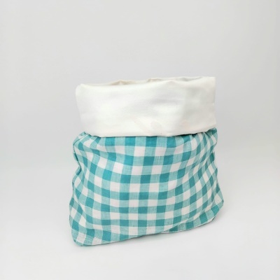 Saco tecido com padrão de quadrícula azul e branco e parte superior branca