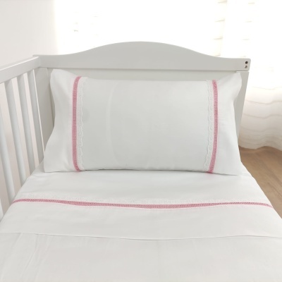 Roupa de cama branca para berço com bordados cor de rosa