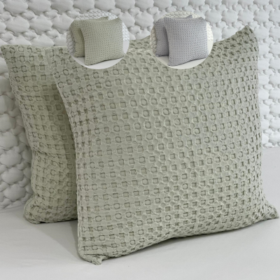 Duas almofadas quadradas texturizadas em relevo, cinza e bege