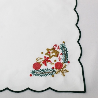 Toalha branca com bordas verdes e bordado natalício colorido numa das pontas