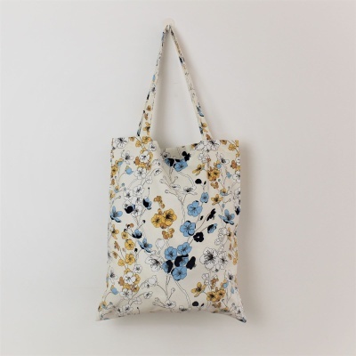 Saco de tecido com padrão floral colorido pendurado na parede