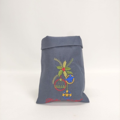 Saco azul escuro com bordado Natal e texto Feliz Natal