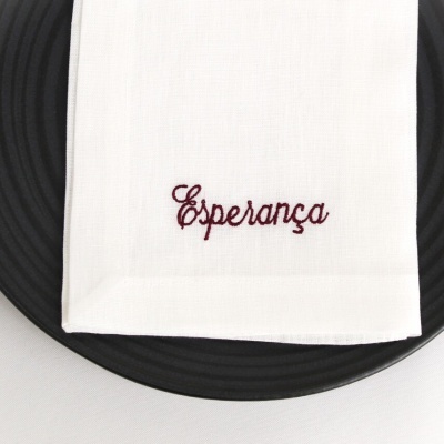 Toalha branca com bordado 