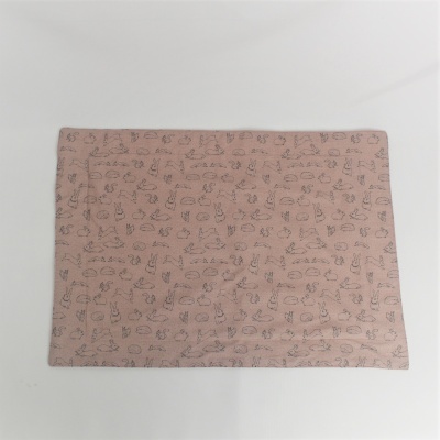 Tapete rectangular rosa pálido com padrão de animais e plantas em linhas finas pretas