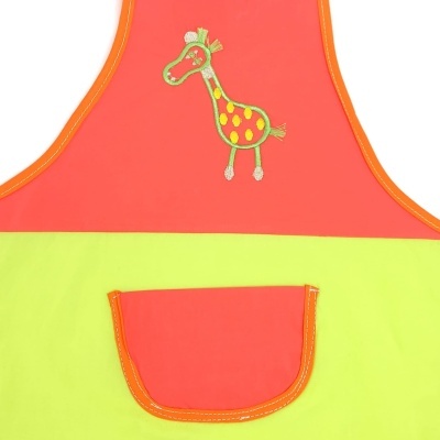 Avental infantil colorido com girafa bordada e bolso em tecido