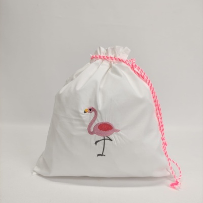 Saco branco com cordão rosa e bordado de flamingo