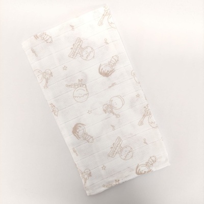 Pano de algodão branco com estampado de planetas, estrelas, foguetões e astronautas.