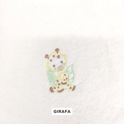 Bordado de girafa amarela com manchas castanhas e folhas verdes num tecido branco, com etiqueta GIRAFA