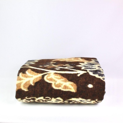 Manta dobrada com padrão floral castanho, bege e branco