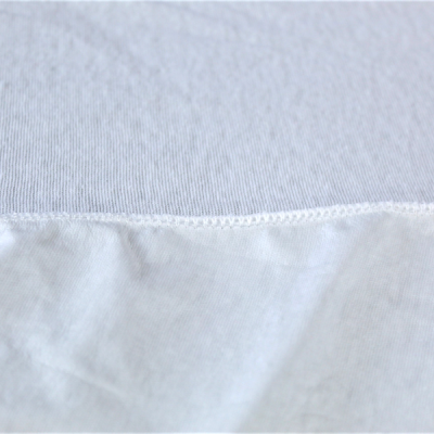 tecido branco com costura e texturas diferentes