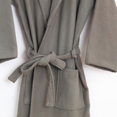 Robe de banho cinzento com textura quadriculada e cinto amarrado