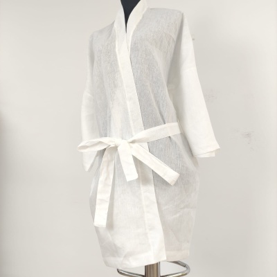 Robe branco transparente com cinto em manequim preto
