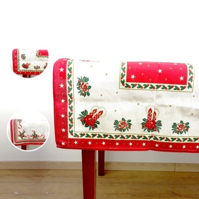 Toalha de mesa natalícia com velas e estrelas em mesa de madeira vermelha