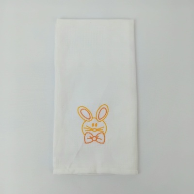 Toalha branca com bordado de coelho amarelo e laranja