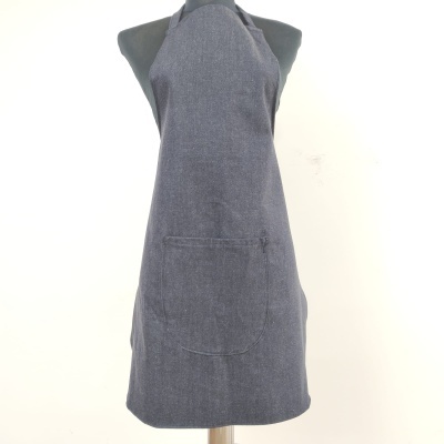 Avental cinzento com bolso frontal num manequim