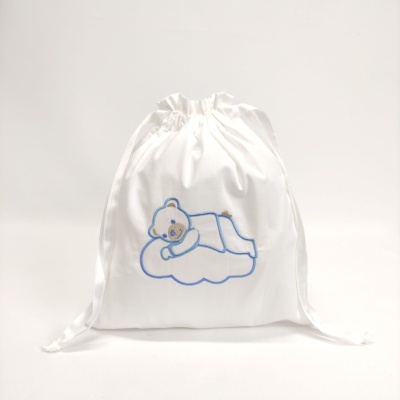 Saco branco de tecido com bordado de urso a dormir numa nuvem azul