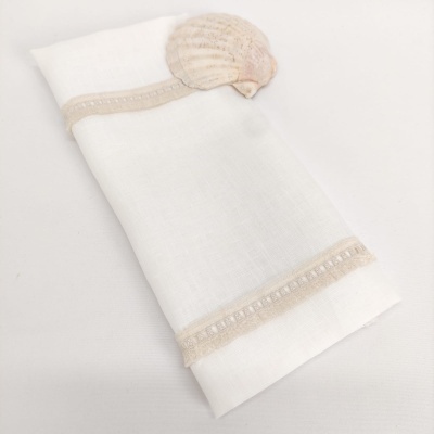 Guardanapo branco com renda bege e concha decorativa