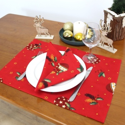 Conjunto de guardanapo e individual natalícios vermelhos com padrão de bolas douradas, pinhas e azevinho