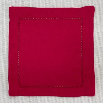 Guardanapo vermelho quadrado com furos decorativos na borda