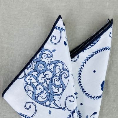 Guardanapo branco com padrão azul floral e coração dobrado