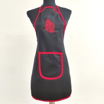 Avental preto com bordado e detalhes vermelhos
