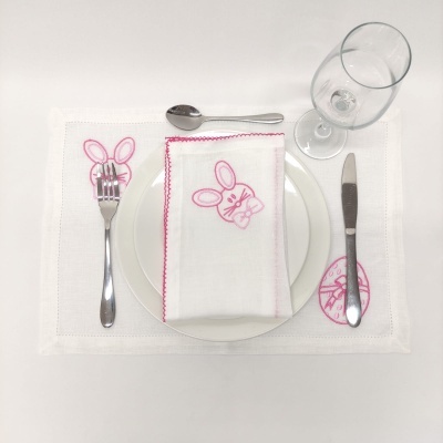 Jogo americano branco com bordado de coelho cor-de-rosa e guardanapo com orelhas de coelho