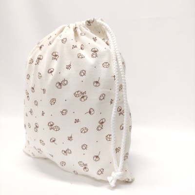 Saco de tecido branco com padrão castanho e cordão branco