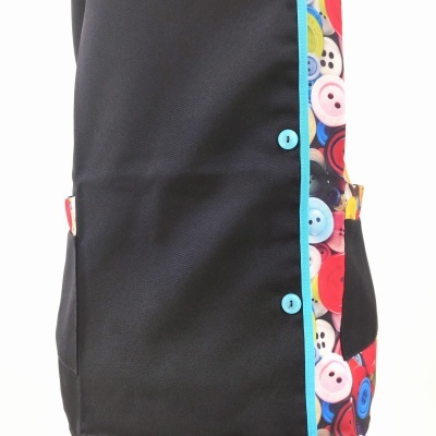 Veste preta com padrão colorido de botões nas laterais