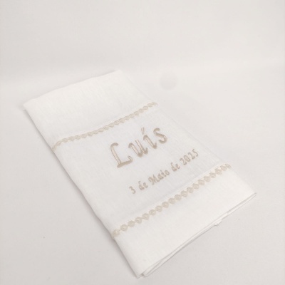 Toalha branca bordada com o nome Luís e data 3 de Maio de 2023