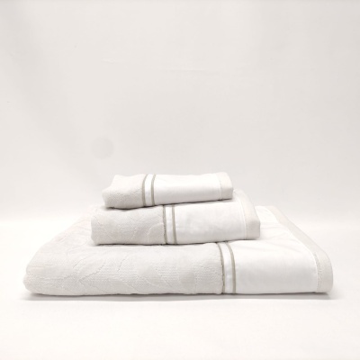Conjunto de toalhas brancas com faixas cinzentas