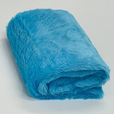 Cobertor azul claro de pelúcia dobrado