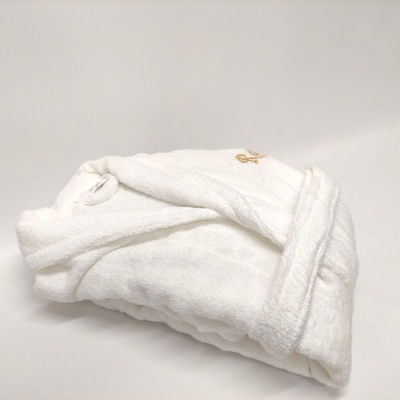 Robe de banho branco felpudo com bordado dourado