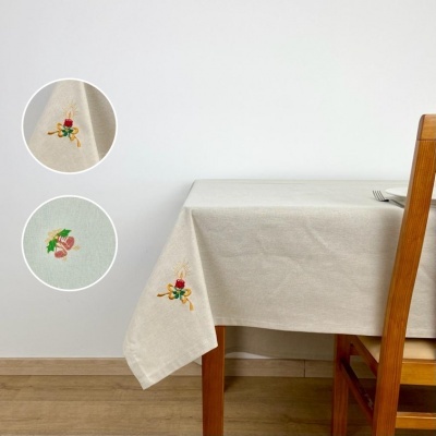 Toalha de mesa bege claro com bordados florais coloridos nas extremidades