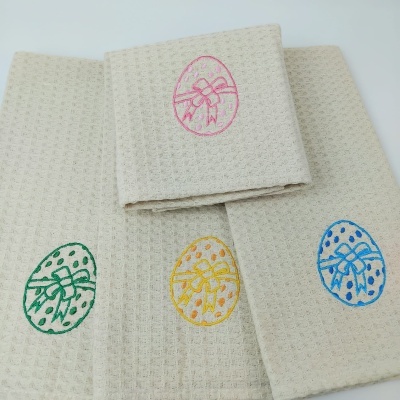 Conjunto de panos de cozinha bege com ovos bordados coloridos